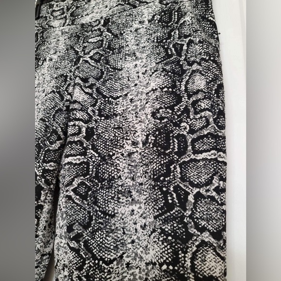 Snake Print Pants by Bar lll ~ True Black ~ Excellent Condition ~ Size S - Picture 2 of 3